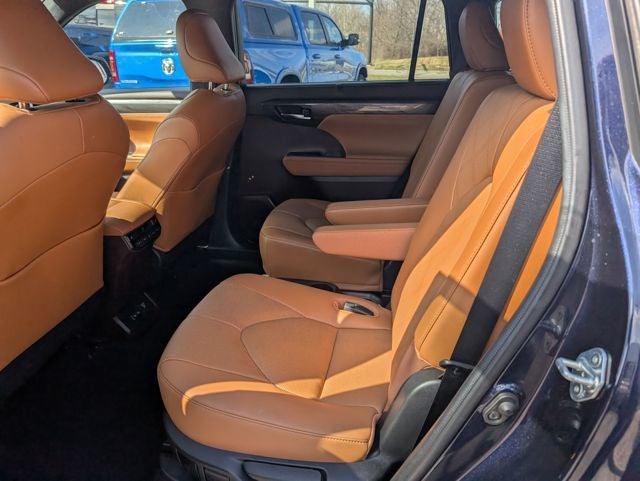 2022 Toyota Highlander Hybrid Platinum