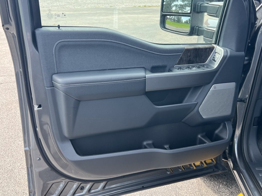 2027 Ford F-350SD Lariat