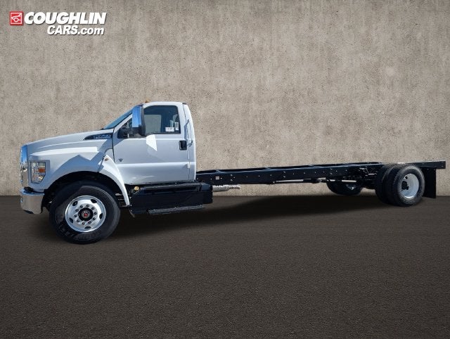 2027 Ford F-750SD Base