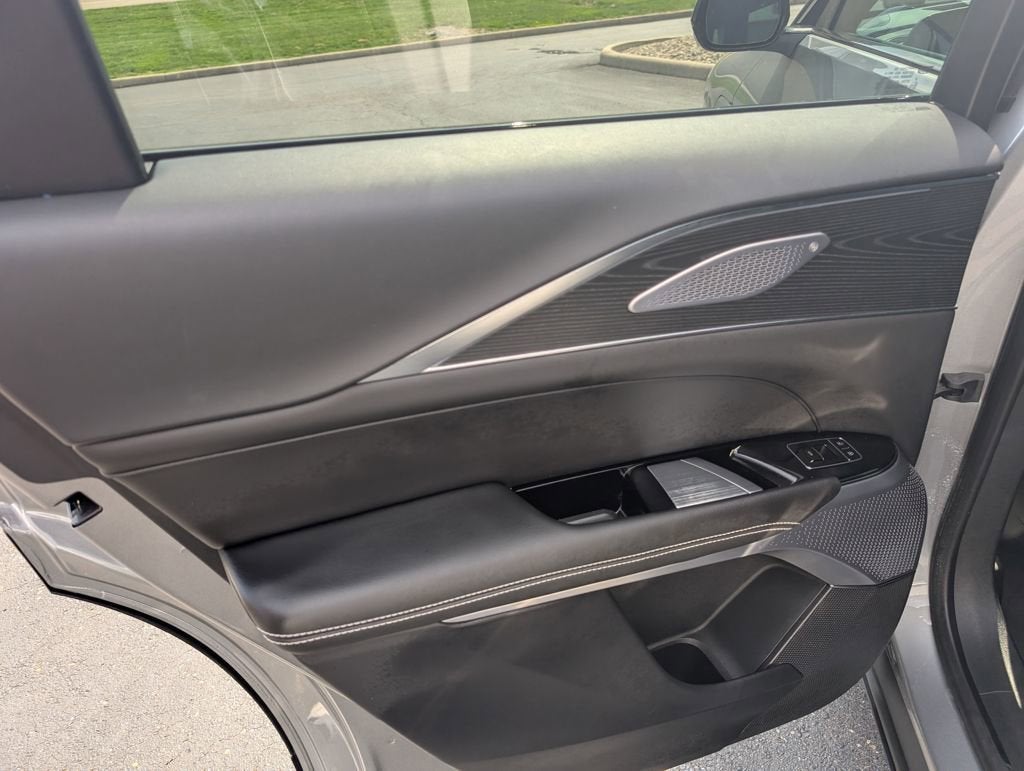 2025 Cadillac LYRIQ Luxury 3