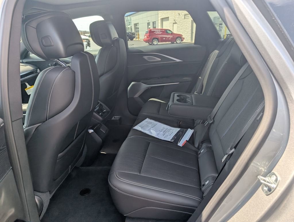 2025 Cadillac LYRIQ Luxury 3