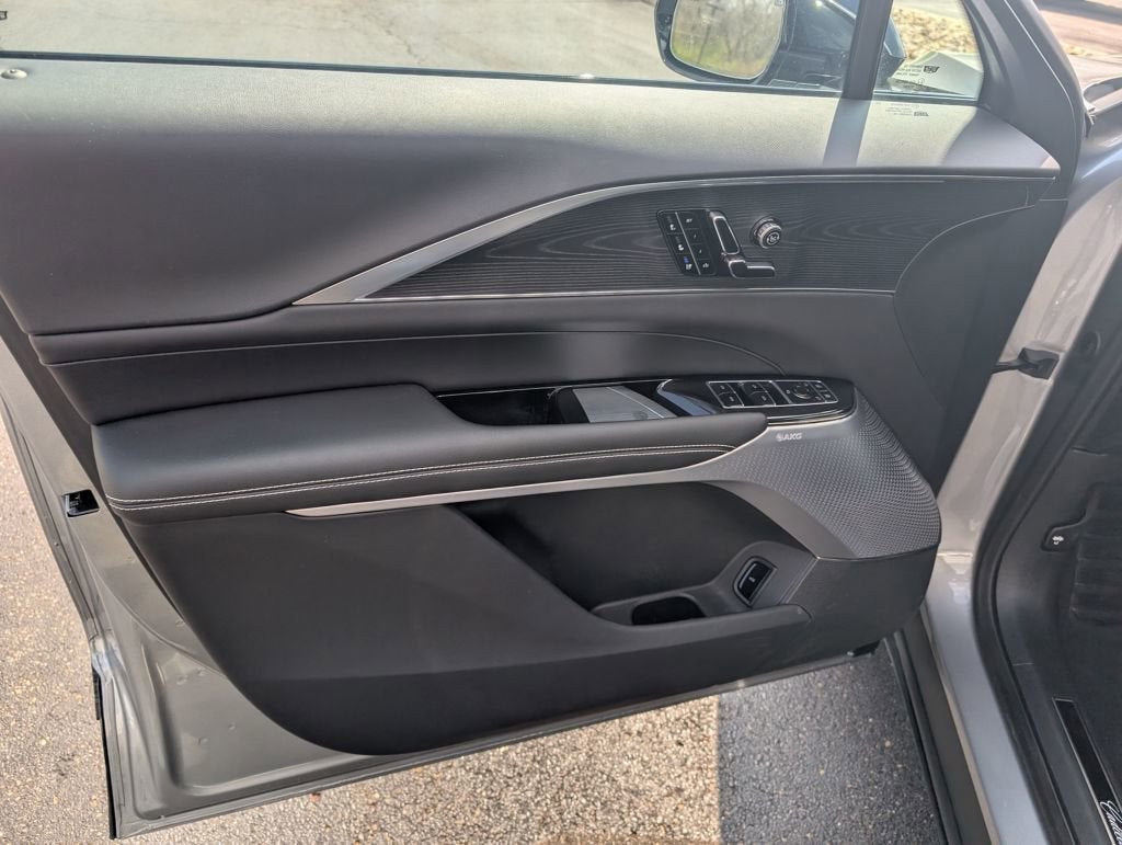 2025 Cadillac LYRIQ Luxury 3