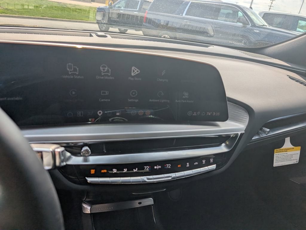 2025 Cadillac LYRIQ Luxury 3